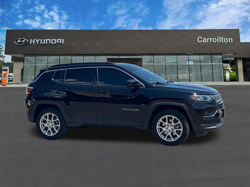 Used 2023 Jeep Compass Latitude AWD/4WD image 4