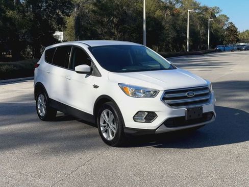 Used 2019 Ford Escape SE image 2