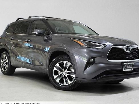 Used 2023 Toyota Highlander XLE AWD/4WD image 1