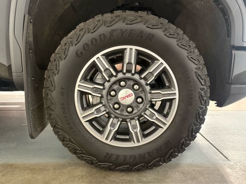 Used 2024 GMC Sierra 1500 AT4 w/ AT4 Preferred Package AWD/4WD image 11