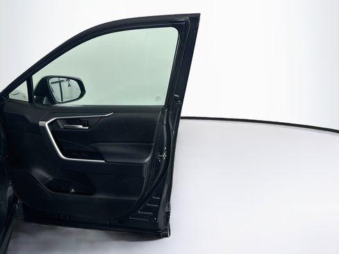 Used 2025 Toyota RAV4 XLE FWD image 33