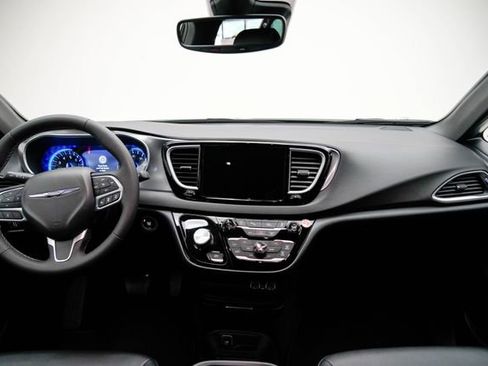 Used 2025 Chrysler Pacifica Select image 19