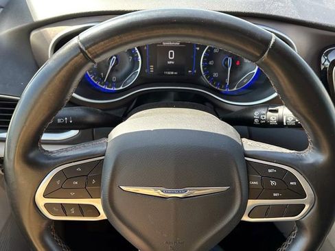 Used 2018 Chrysler Pacifica Touring-L FWD image 17