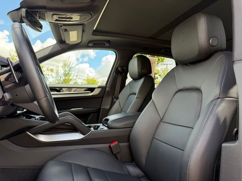 Certified 2025 Porsche Cayenne image 5