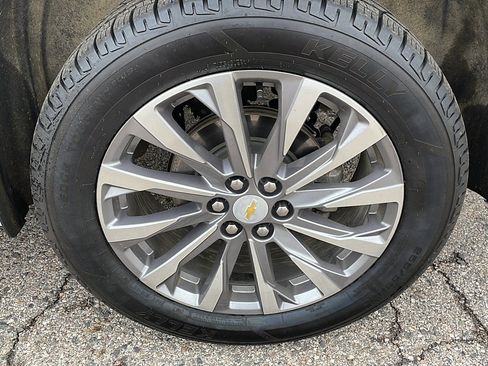 Used 2023 Chevrolet Traverse Premier FWD image 7