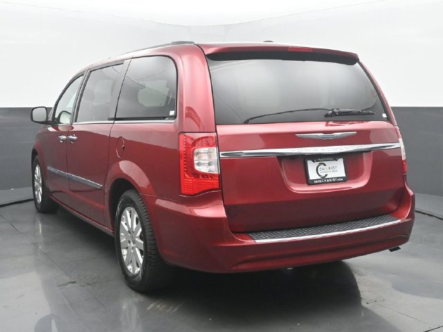 Used 2016 Chrysler Town & Country Touring w/ Driver Convenience Group FWD image 4