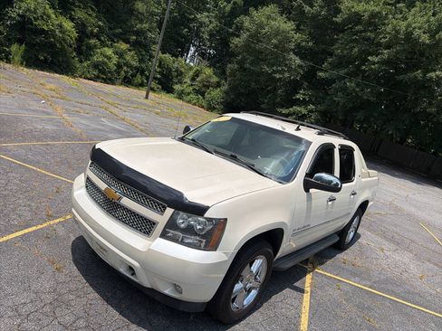 Used 2012 Chevrolet Avalanche LTZ RWD image 12