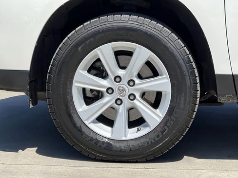 Used 2012 Toyota Highlander SE FWD image 25