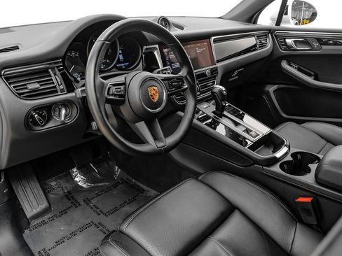 Used 2024 Porsche Macan AWD/4WD image 3