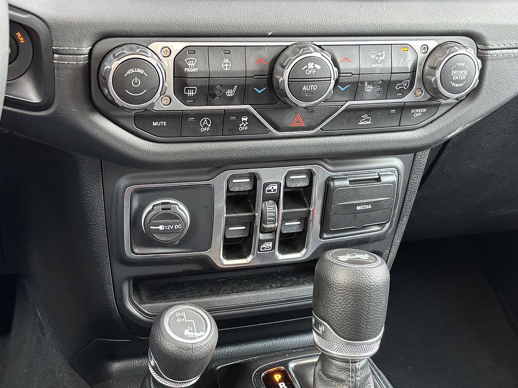 Used 2025 Jeep Wrangler Unlimited Sahara AWD/4WD image 15