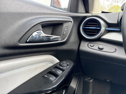 Used 2025 Chevrolet Trax LT w/ LT Convenience Package FWD image 10