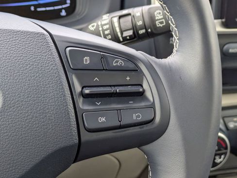 Used 2025 Hyundai Venue Limited image 27