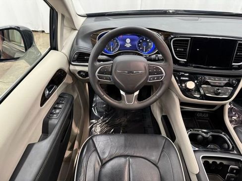 Used 2024 Chrysler Pacifica Limited FWD image 15