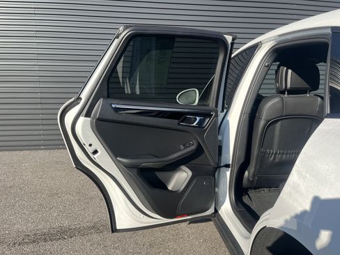 Certified 2022 Porsche Macan image 19