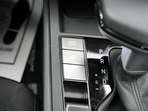 Certified 2025 Hyundai Elantra SEL FWD image 32