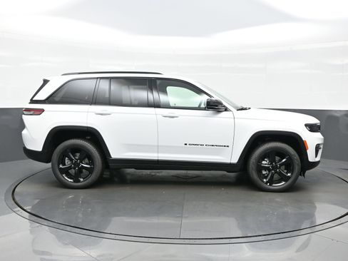 New 2025 Jeep Grand Cherokee Limited w/ Black Appearance Package image 7