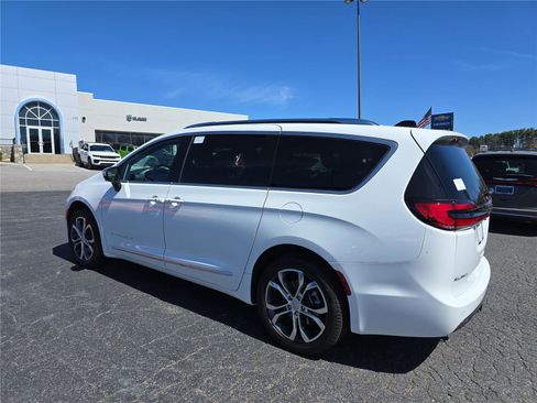 New 2026 Chrysler Pacifica Pinnacle image 6