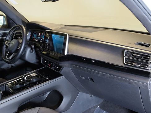 Used 2024 Volkswagen Atlas Cross Sport SE AWD/4WD image 32