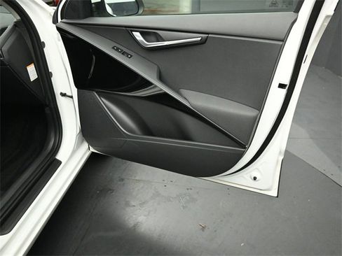 Used 2024 Kia Niro EX image 33