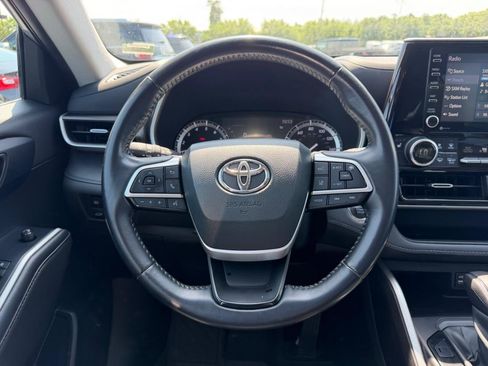 Used 2022 Toyota Highlander XLE FWD image 15