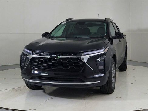 Used 2024 Chevrolet Trax LT image 2