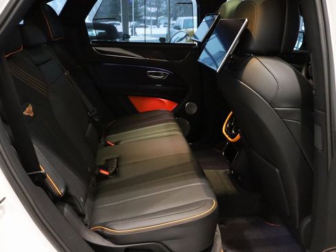 Used 2025 Bentley Bentayga image 23