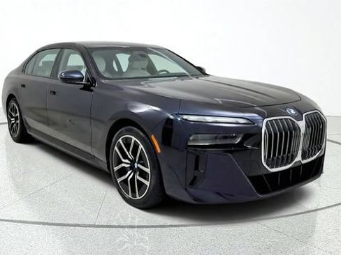 Used 2025 BMW i7 xDrive60 AWD/4WD image 2