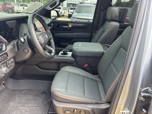 Used 2025 GMC Yukon AT4 w/ AT4 Premium Plus Package AWD/4WD image 18