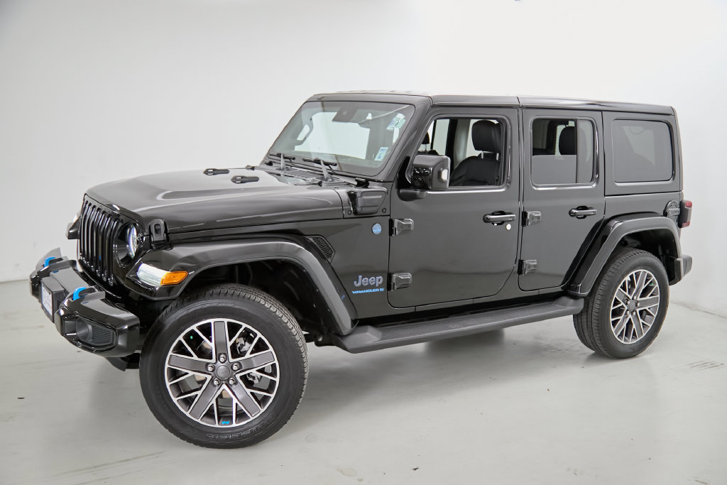 Used 2023 Jeep Wrangler Unlimited Sahara AWD/4WD image 3