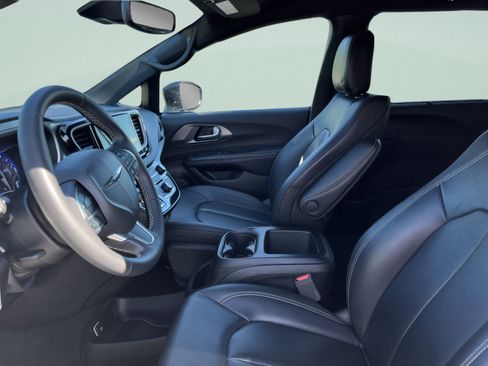 Used 2025 Chrysler Pacifica Select FWD image 14