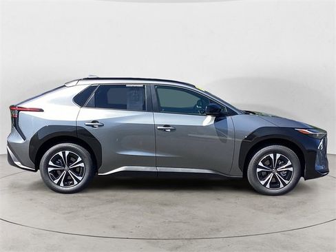 Used 2025 Toyota bZ4X FWD image 6