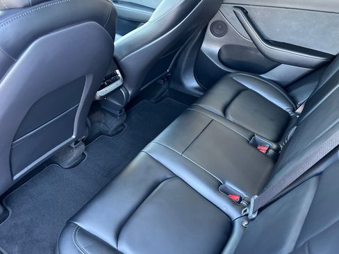 Used 2021 Tesla Model Y Long Range image 12