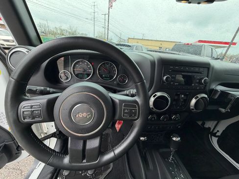 Used 2015 Jeep Wrangler Unlimited Sahara w/ Connectivity Group image 10