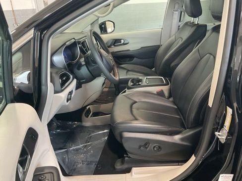 Used 2024 Chrysler Pacifica Touring-L image 10