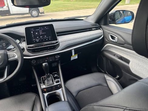 Used 2025 Jeep Compass Latitude AWD/4WD image 24