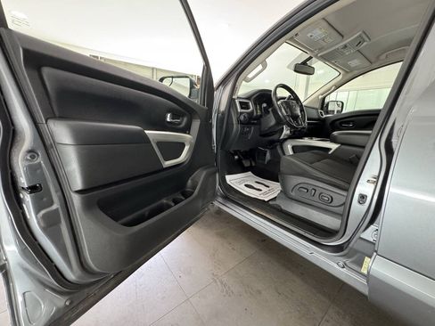 Used 2018 Nissan Titan SV w/ SV Convenience Package AWD/4WD image 12