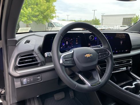 Used 2025 Chevrolet Traverse LT w/ Driver Confidence Package FWD image 16