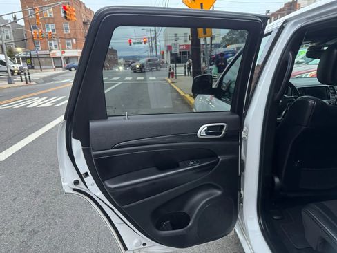 Used 2020 Jeep Grand Cherokee Altitude image 31