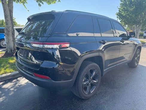 Used 2023 Jeep Grand Cherokee Altitude image 4