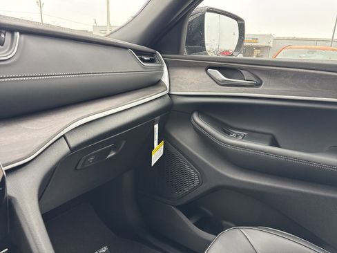 New 2025 Jeep Grand Cherokee L Limited image 19