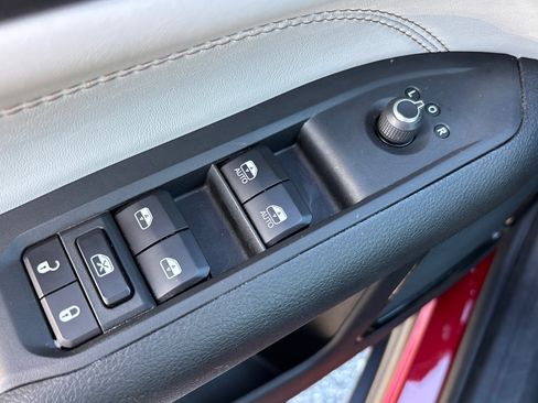 Used 2025 Jeep Compass Limited image 19