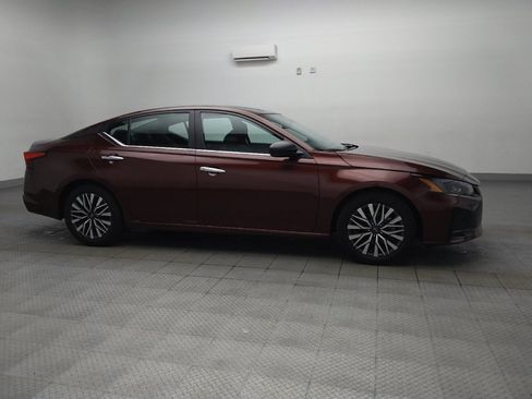 Used 2025 Nissan Altima 2.5 SV FWD image 11