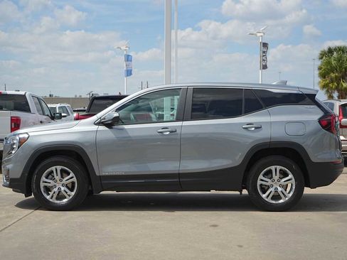 Used 2024 GMC Terrain SLE image 3