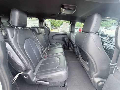 Used 2020 Chrysler Pacifica Touring-L FWD image 26