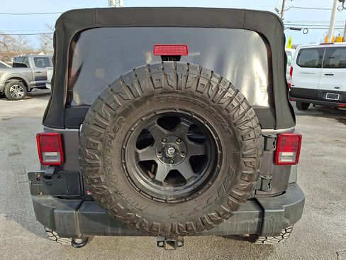 Used 2018 Jeep Wrangler Unlimited Sport S image 4