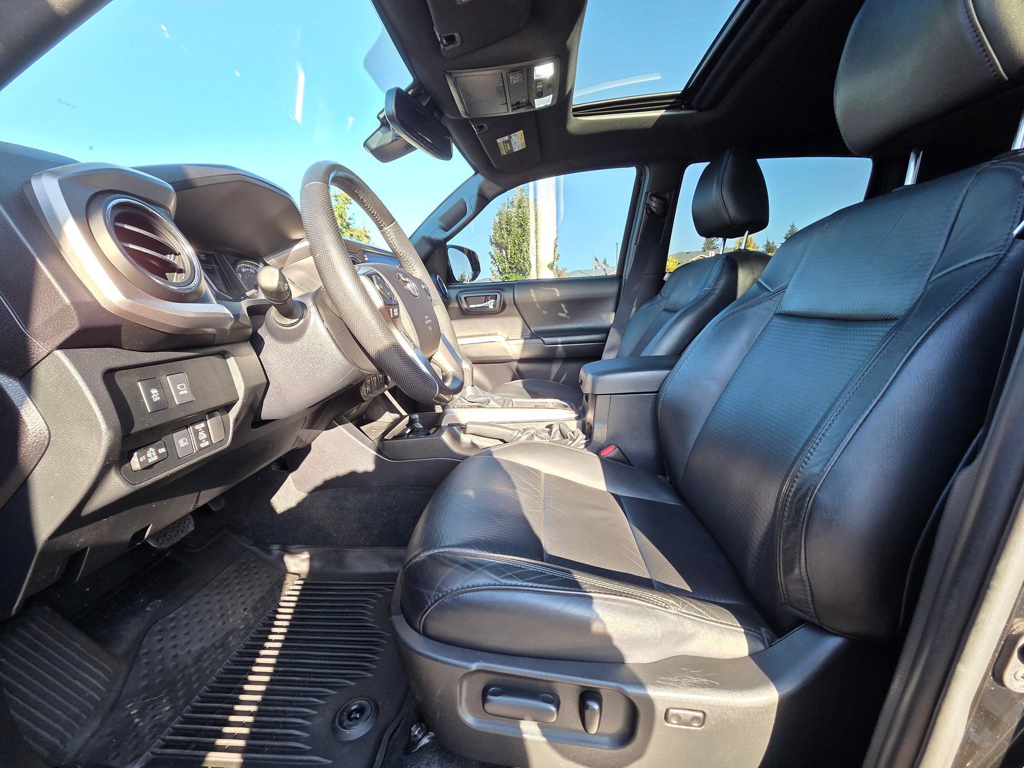 Used 2021 Toyota Tacoma Limited w/ Blackout Package (TMS) AWD/4WD image 26