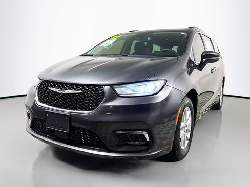 Used 2022 Chrysler Pacifica Touring-L image 10