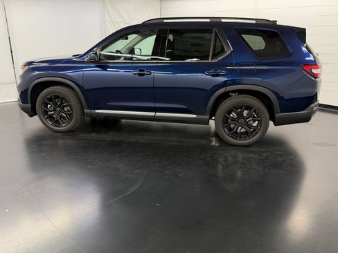New 2025 Honda Pilot Touring image 2