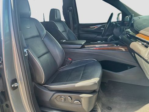 Used 2024 Cadillac Escalade Premium Luxury AWD/4WD image 31