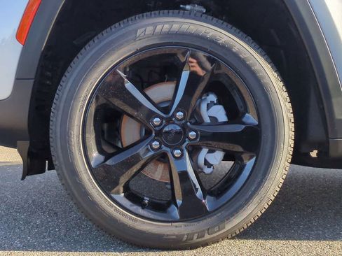 New 2025 Jeep Grand Cherokee Altitude image 14